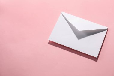 Pembe arka planda kağıt zarf, üst manzara. Tasarım için model