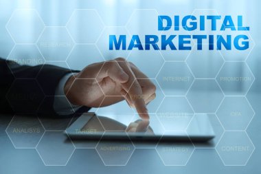 Dijital pazarlama. Masada tablet bilgisayar kullanan bir iş adamı, yakın plan. Kelimelerle şema