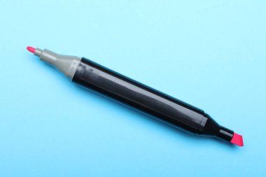 Açık mavi arkaplanda bir çift taraflı işaret, üst görünüm