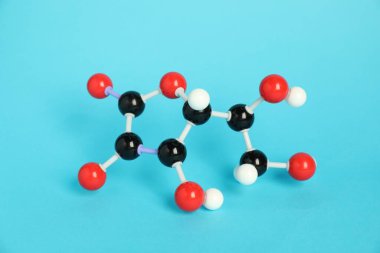 Açık mavi arka planda C vitamini molekülü. Kimyasal model