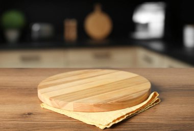 Tahta tahta ve sarı masa örtüsü mutfaktaki masanın üstünde.