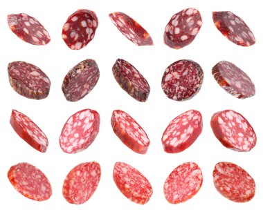 Tütsülenmiş sosis dilimleri beyaz ve sette izole edilmiş.