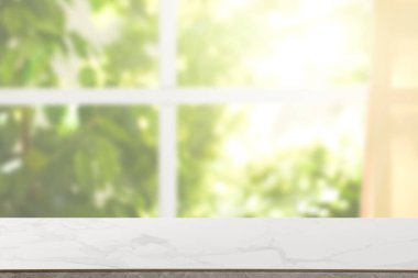 Odadaki boş beyaz mermer masa. Tasarım için boşluk