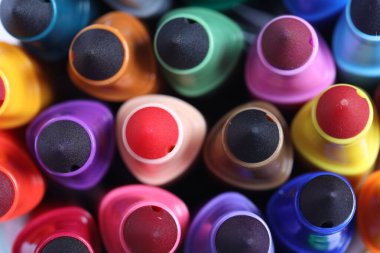 Arkaplan ve üst görünüm olarak birçok renkli işaret