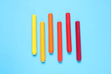 Açık mavi arkaplanda birçok renkli işaret, düz yatıyordu