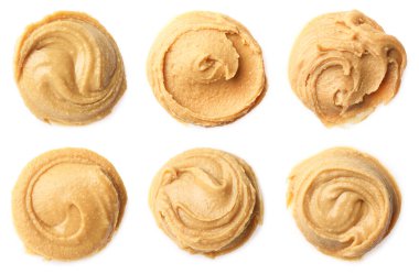 Fındık ezmesi nefis. Örnekler beyaza izole edildi. Üst görünüm