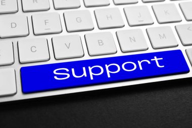 Teknik destek. Mavi düğmeye basılı bilgisayar klavyesi, kapat