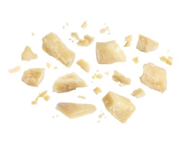 Beyaz arka planda uçan lezzetli parmesan peyniri parçaları.