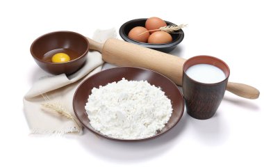 Mangır için merdane ve malzemeler beyaza izole edilmiş.