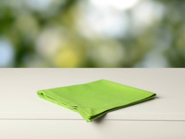 Açık havada yeşil masa örtüsü, yakın plan.