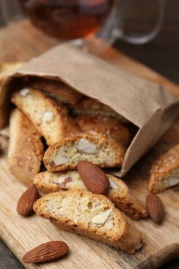 Lezzetli bademli bisküviler (Cantuccini) ve tahtadan fındıklar, yakın plan.