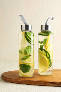 Naneli limon suyu ve bej masadaki salatalık dilimleri.