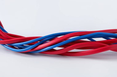 Birçok renkli elektrik kablosu beyaza izole edilmiş.