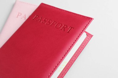 Açık arkaplanda renkli pasaportlar, yakın plan