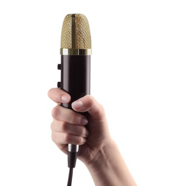 Beyaz arkaplanda mikrofonu olan şarkıcı, yakın plan