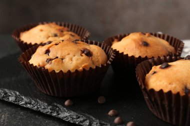 Siyah masada çikolata parçalı lezzetli kek, yakın plan.