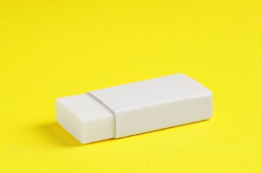 Sarı arkaplanda bir silgi, yakın plan görünümü