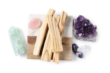 Palo santo sopaları ve değerli taşlar beyaz, üst görünümde izole