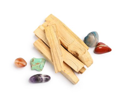 Palo santo sopaları ve değerli taşlar beyaz, üst görünümde izole