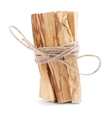 Beyaz arkaplanda bir avuç palo santo var.