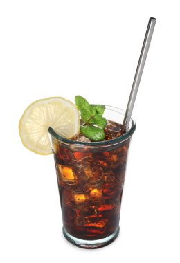 Kola, limon, nane, buz küpleri ve beyaz bardakta saman içerek tazeleniyor.