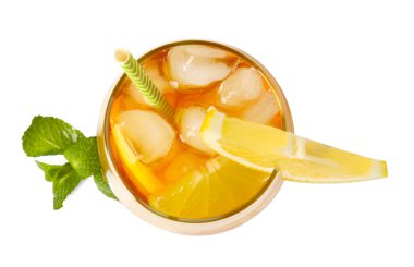 Buzlu çayı limon dilimleriyle, nane şekeriyle ve beyaza izole edilmiş saman içerek tazeliyorum.