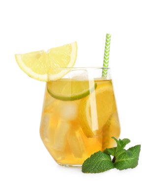 Limon, limon ve naneli buzlu çayı beyazın üzerine serinletiyorum.