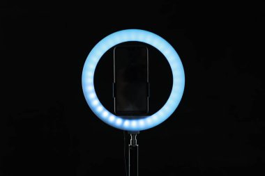 Siyah arkaplanda akıllı telefonu olan halka lambası