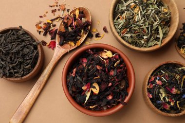 Kahverengi zemin üzerinde farklı çay türleri, düz uzanma