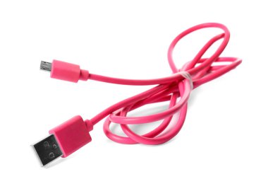 Pembe USB şarj kablosu beyaza izole edildi