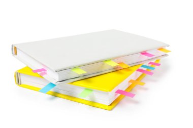 Beyaz üzerine renkli sekmeleri olan kitaplar