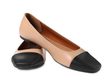 Beyaza izole edilmiş şık ayakkabılar.