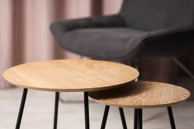 Tahta yuva masaları ve koltuklar odada, yakın plan.