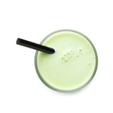 Bardaktaki taze fasulye suyu beyaza izole edilmiş, üst manzara.