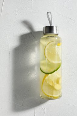 Limonlu limonlu beyaz masa, üst manzara. Metin için boşluk