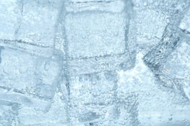 Arka plan olarak buz küpleri ile soda tazeleniyor, yakın plan