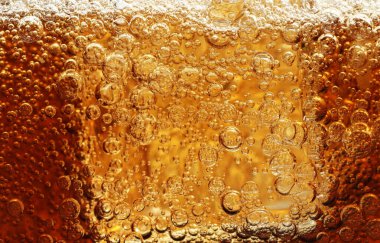 Soda tazeleniyor. Bardakta buz var. Yakın plan.