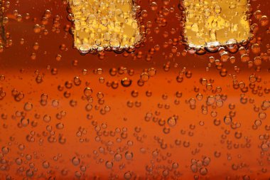 Arka plan olarak buz küpleri ile soda tazeleniyor, yakın plan