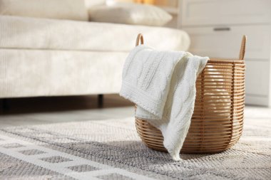 Kapalı yerde örülmüş battaniyeli hasır sepet. Metin için boşluk