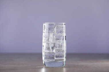 Gri masadaki buzlu buzlu soda tazeleniyor.