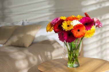 İçerideki masada bir buket güzel Gerbera çiçeği. Metin için boşluk