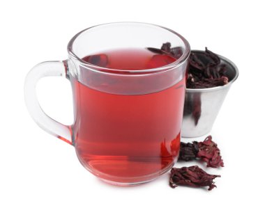 Cam bardakta leziz amber çayı ve beyaza izole edilmiş kuru roselle sepals.