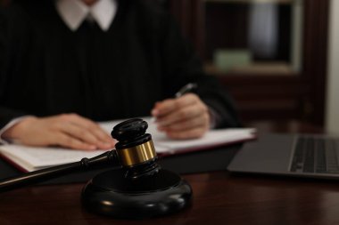 Ofisteki ahşap masada çalışan yargıç tokmağa odaklansın.