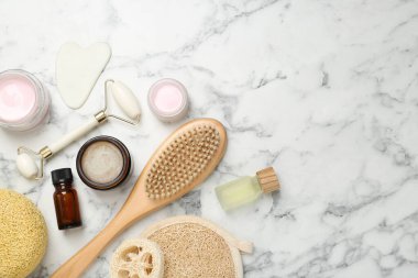 Beyaz mermer sehpada farklı vücut bakım ürünleri var. Metin için boşluk