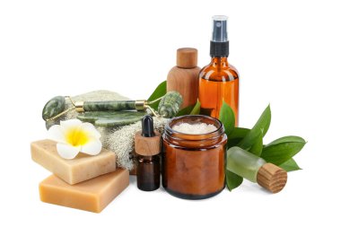 Beyaza izole edilmiş farklı vücut bakım ürünleri