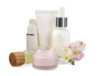 Beyaza izole edilmiş farklı vücut bakım ürünleri