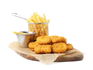 Lezzetli tavuk nugget, patates kızartması ve sosu beyaza izole edilmiş.