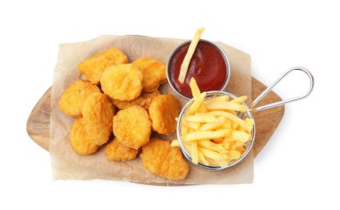 Lezzetli tavuk nugget, patates kızartması ve ketçap beyaza izole edilmiş.