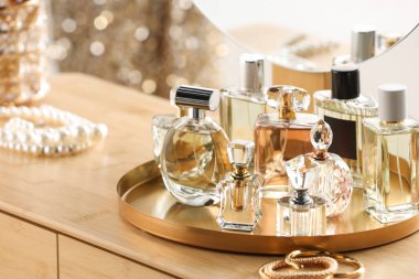 İçerideki ahşap tuvalet masasında farklı lüks parfümler.