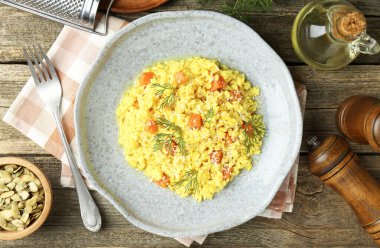 Tahta masada servis edilen lezzetli balkabaklı risotto.